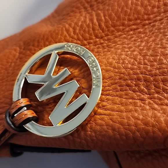 MICHAEL KORS Bucket Bag Hard to find. - Picture 4 of 13